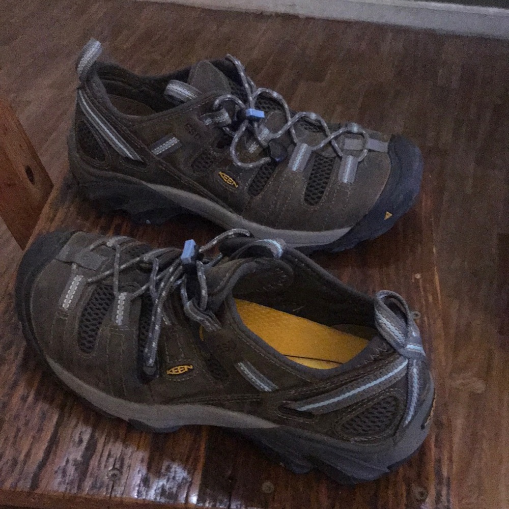 Ladies Keens steel toe work shoes.